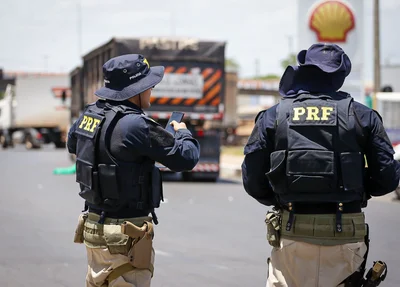 Agentes da PRF na BR 316