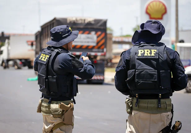 Agentes da PRF na BR 316