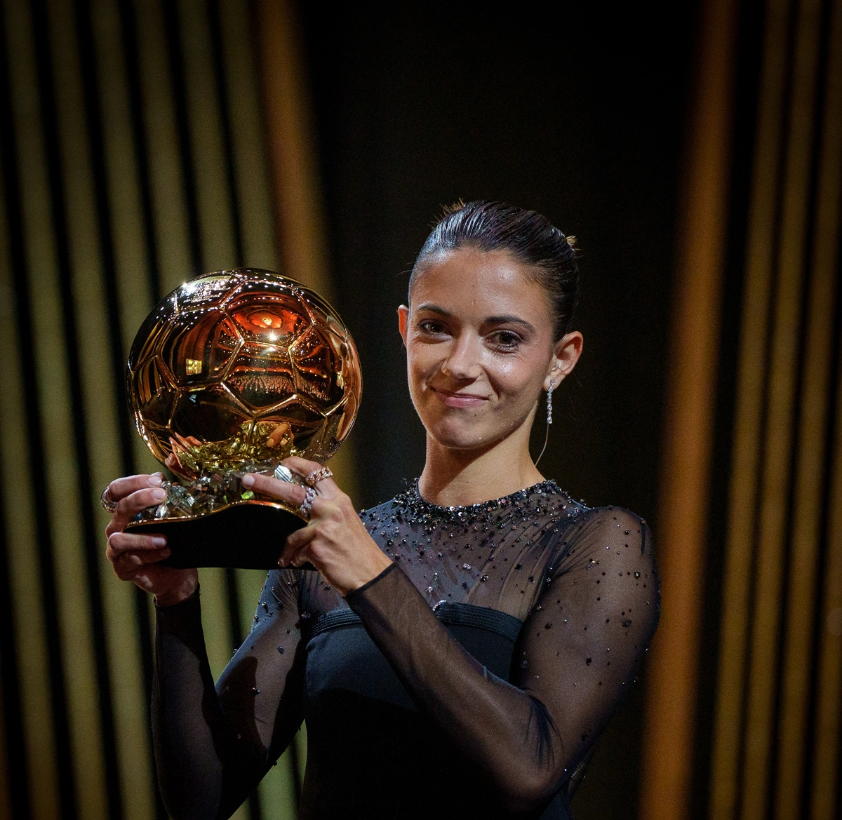 Aitana Bonmatí recebe o prêmio Bola de Ouro