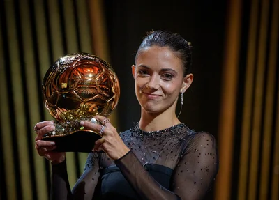 Aitana Bonmatí recebe o prêmio Bola de Ouro