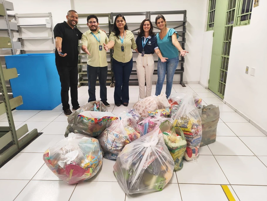 Alimentos e brinquedos arrecados para ação social realizada no sábado na comunidade Taboca Pau Ferrado