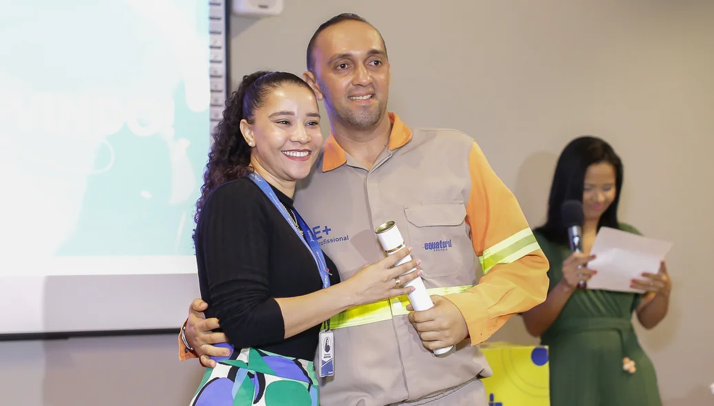 Aluno recebendo certificado
