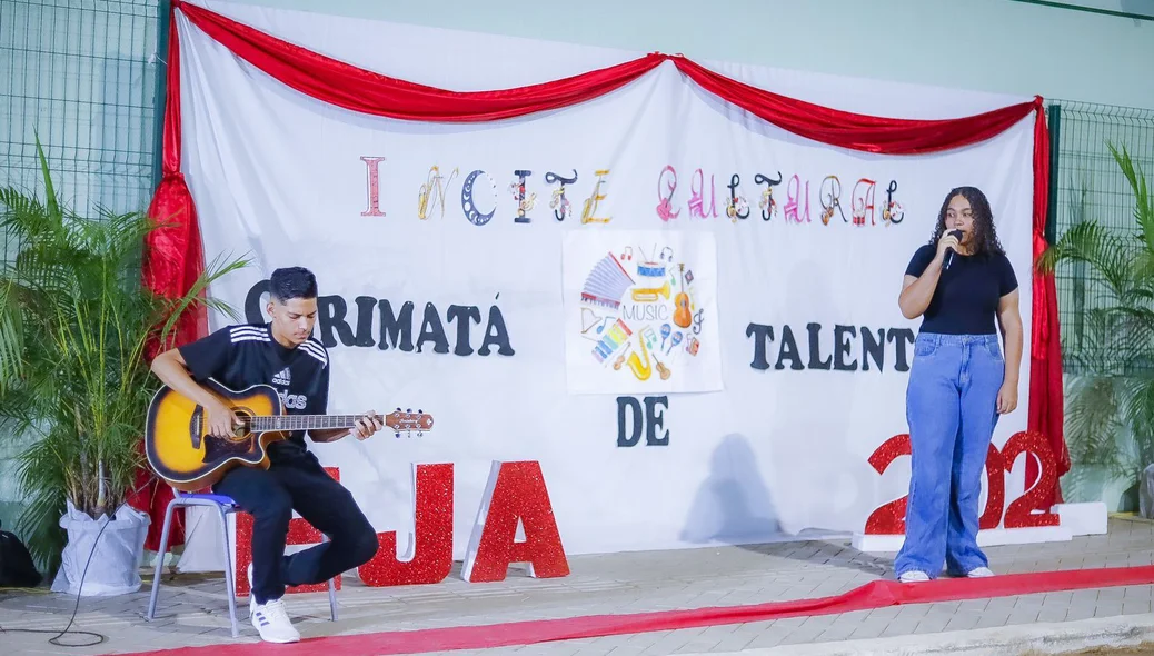 Alunos cantando no evento