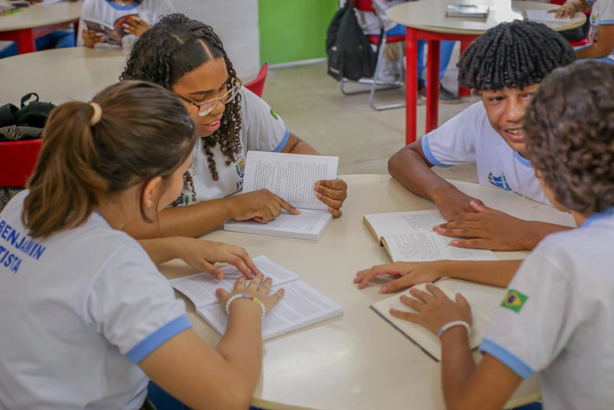 Alunos na sala de leitura