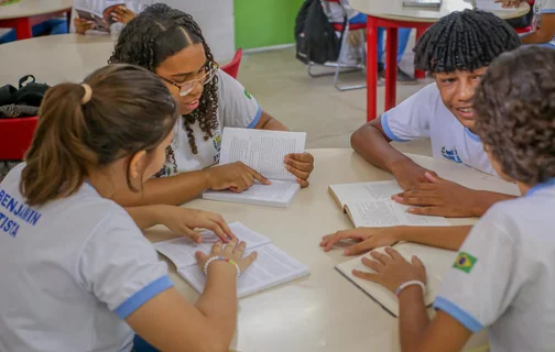 Alunos na sala de leitura