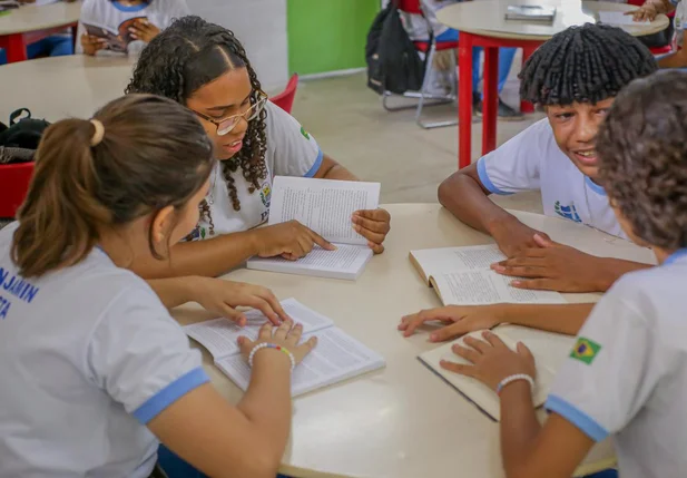 Alunos na sala de leitura