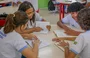 Alunos na sala de leitura