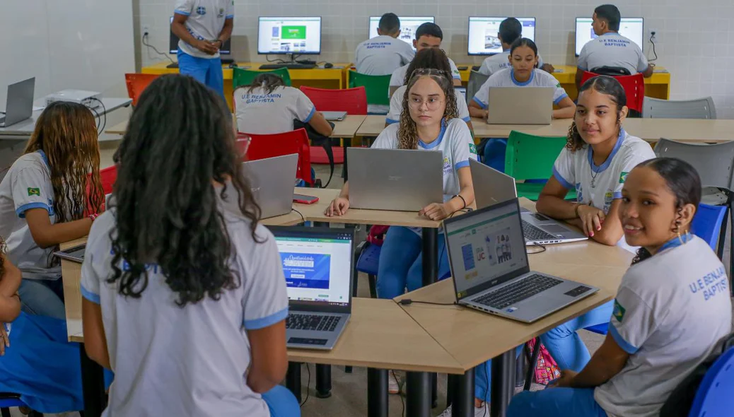 Alunos nos computadores