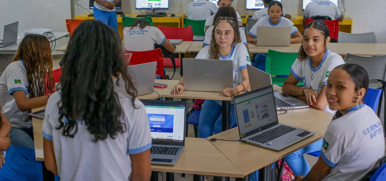 Alunos nos computadores