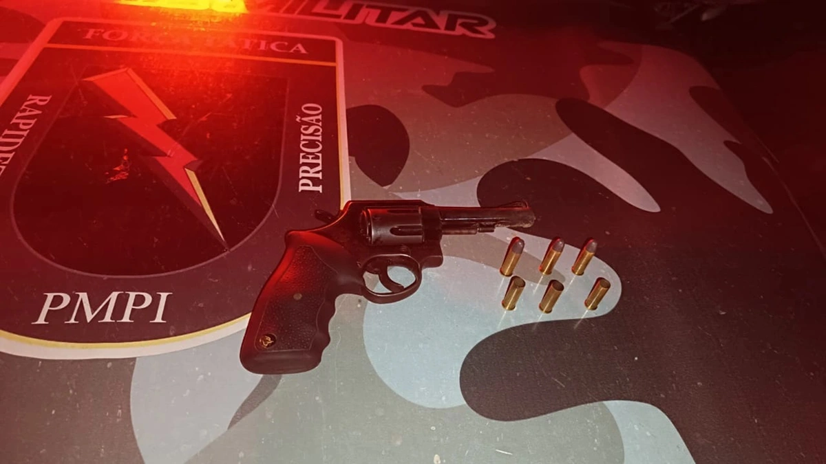 Arma de fogo apreendida em posse de um dos criminosos, em Piripiri