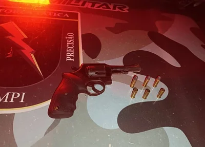 Arma de fogo apreendida em posse de um dos criminosos, em Piripiri
