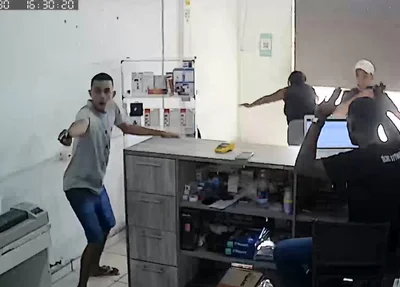Assalto a loja de assistência técnica de celulares na Avenida Duque de Caxias