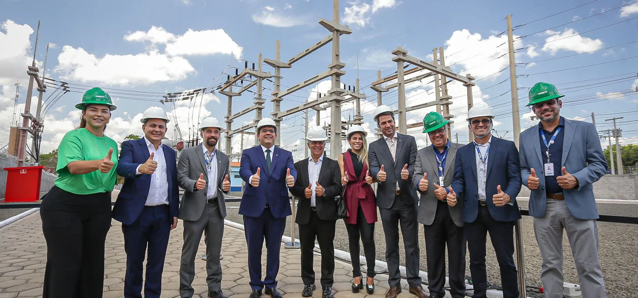 Autoridades durante visita da Subestação