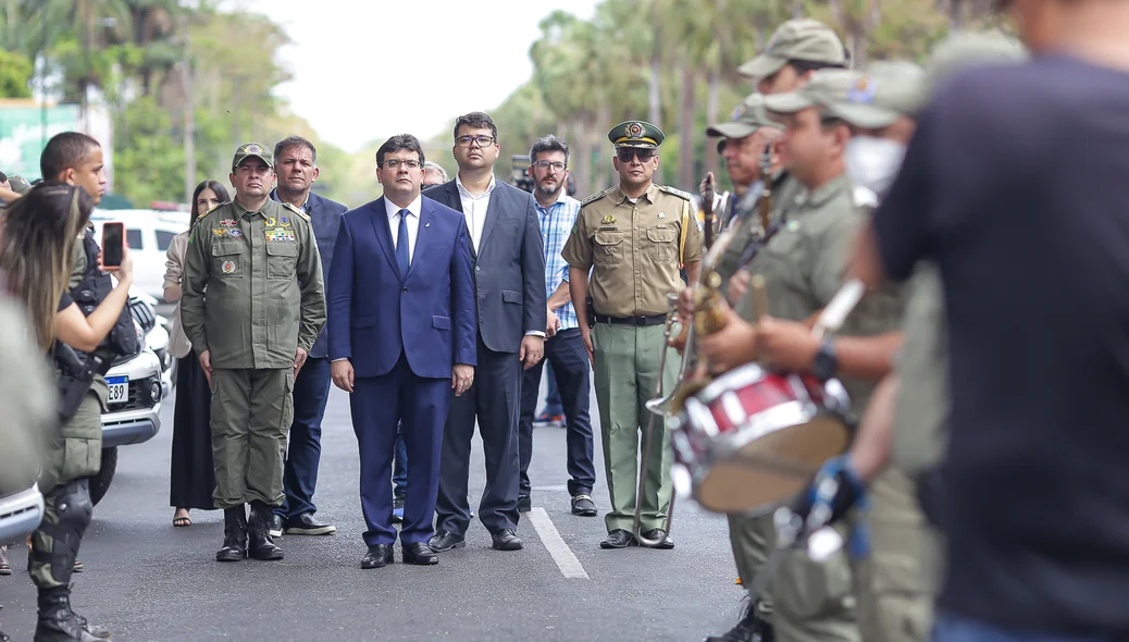 Autoridades passando pela tropa da Polícia Militar