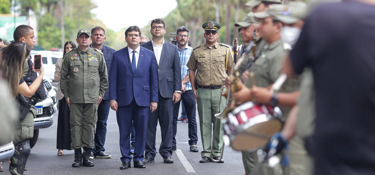 Autoridades passando pela tropa da Polícia Militar