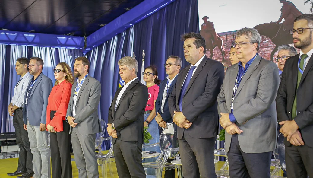 Autoridades presentes na solenidade