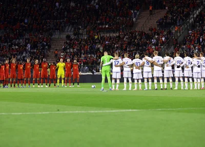 Bélgica e Suécia no centro do campo antes do confronto pela Eurocopa