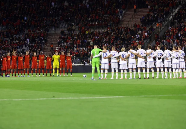 Bélgica e Suécia no centro do campo antes do confronto pela Eurocopa