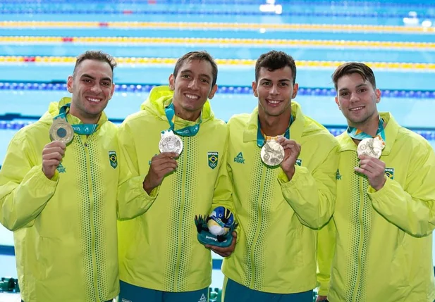 Brasil leva ouro no revezamento 4x200m masculino