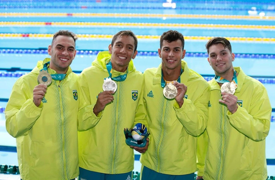 Brasil leva ouro no revezamento 4x200m masculino