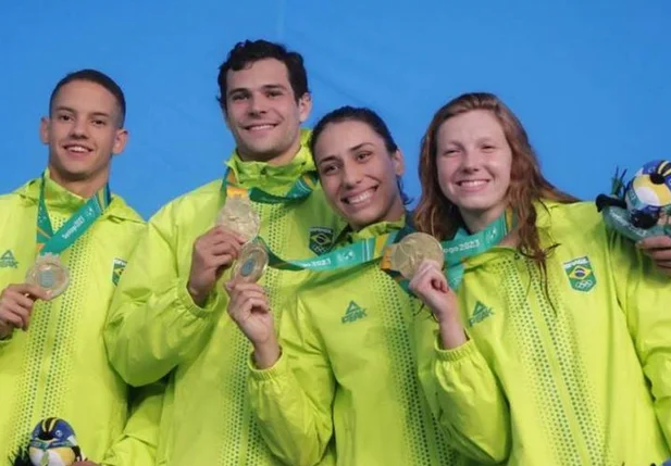 Brasil leva ouro no revezamento misto 4x100m