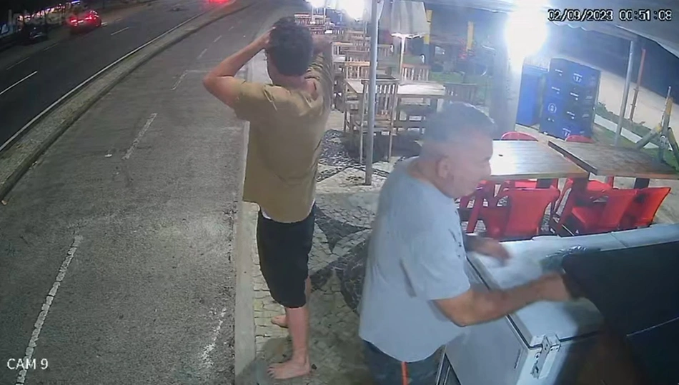 Bruno de Luca no quiosque onde estava com Kayky Brito