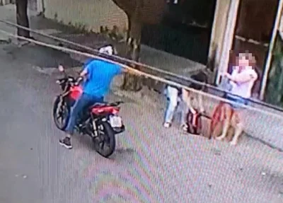 Câmera de segurança flagrou a abordagem do criminoso