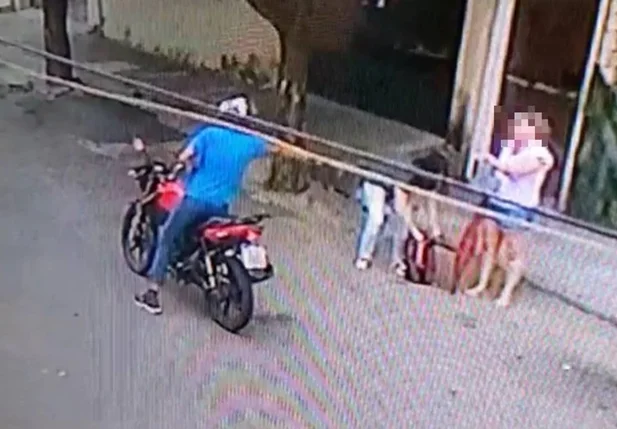 Câmera de segurança flagrou a abordagem do criminoso