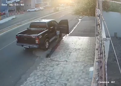 Câmera flagra home furtando veículo