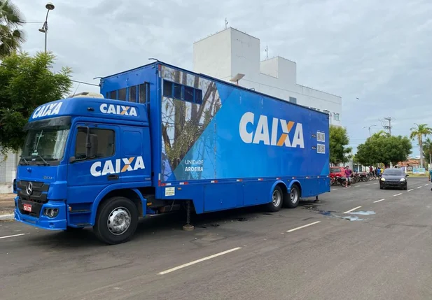 Caminhão da Caixa Econômica Federal