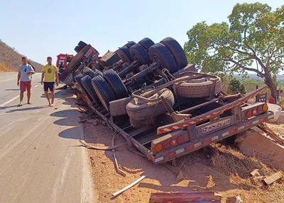 Carreta capotou na BR 135