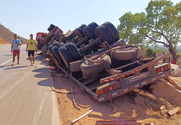 Carreta capotou na BR 135