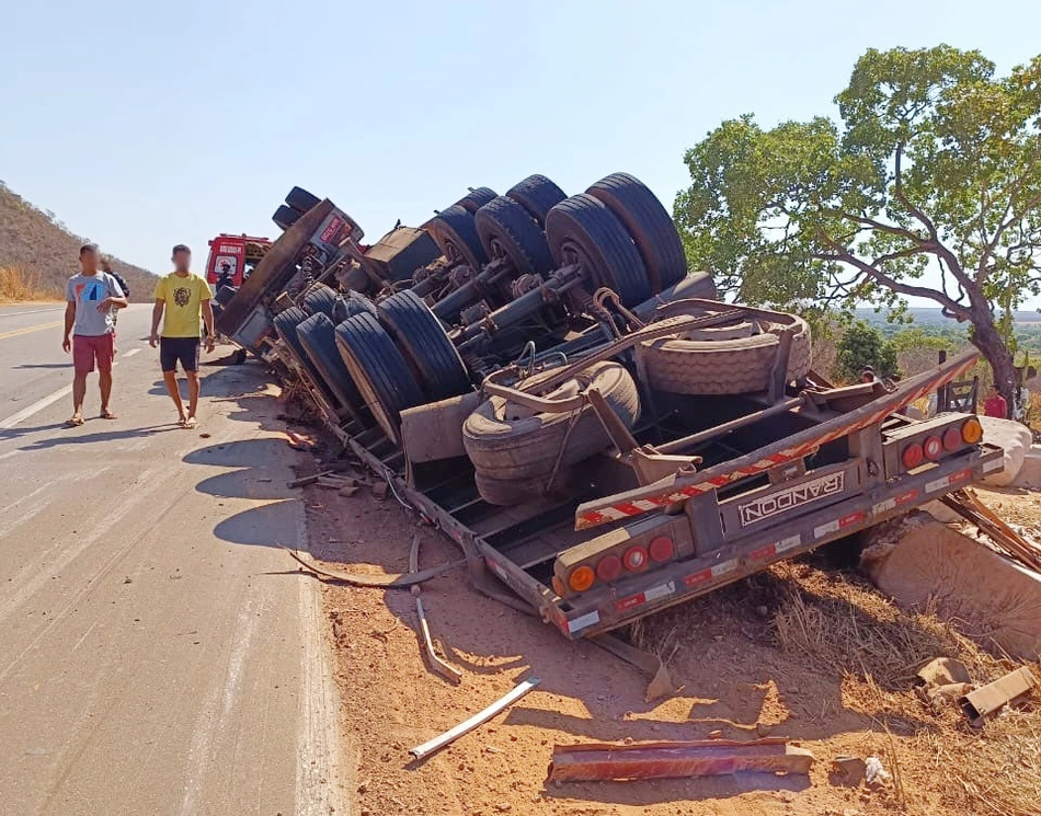 Carreta capotou na BR 135