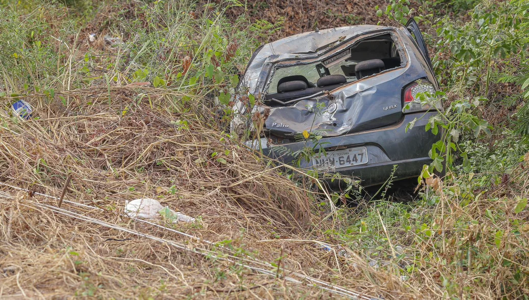 Carro destruído ficou fora da pista