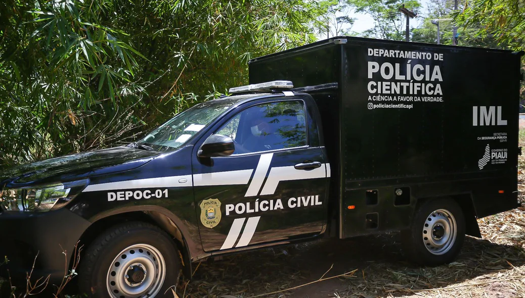 Carro do Departamento de Polícia Científica