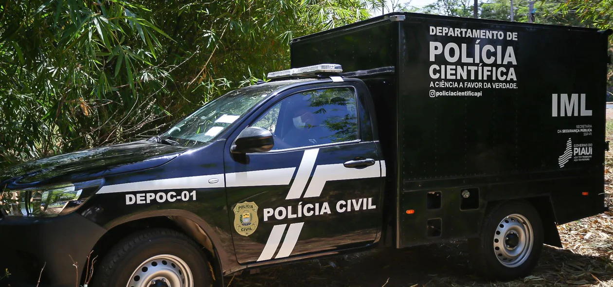 Carro do Departamento de Polícia Científica