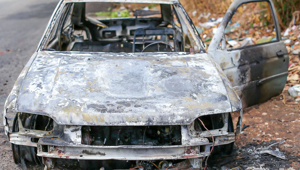 Carro ficou completamente destruído