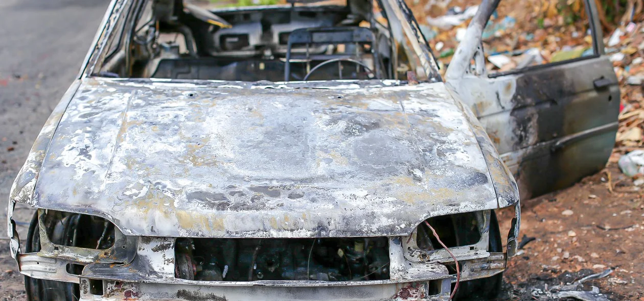 Carro ficou completamente destruído