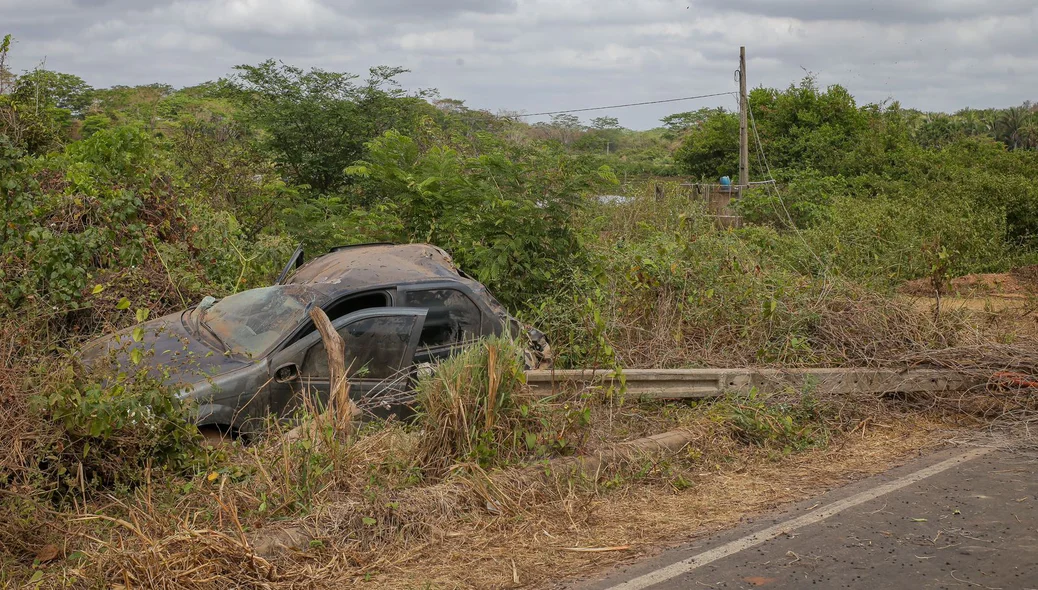 Carro ficou totalmente destruído