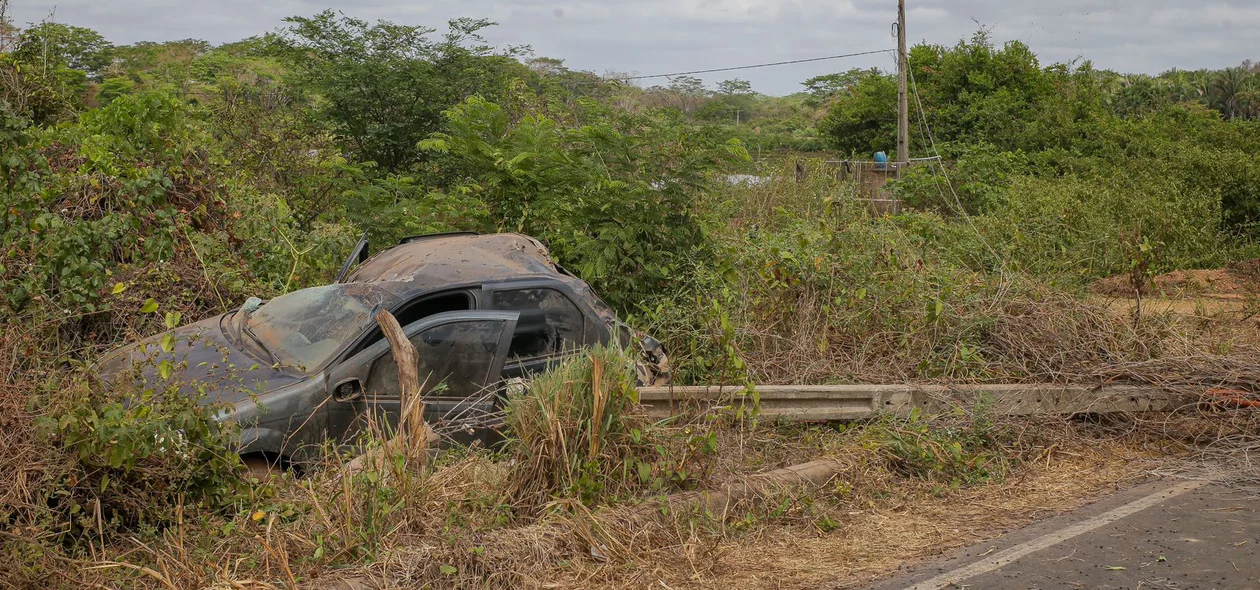 Carro ficou totalmente destruído