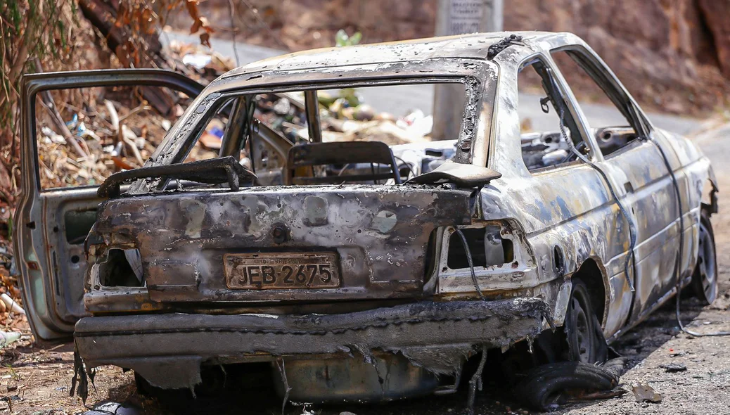 Carro pegou fogo em via pública