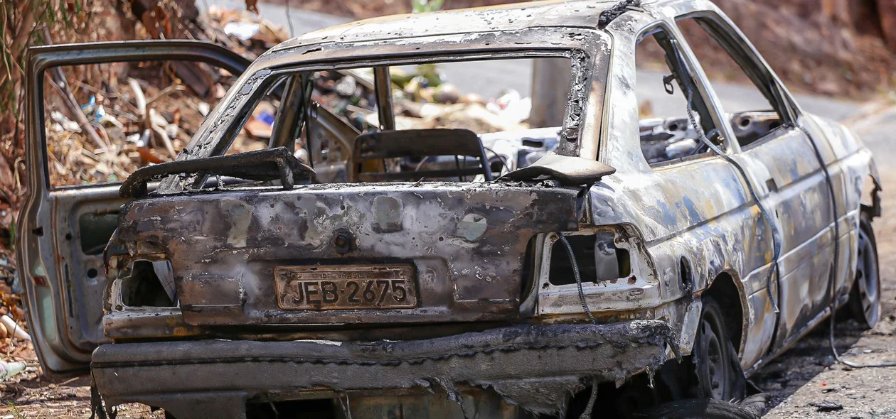 Carro pegou fogo em via pública