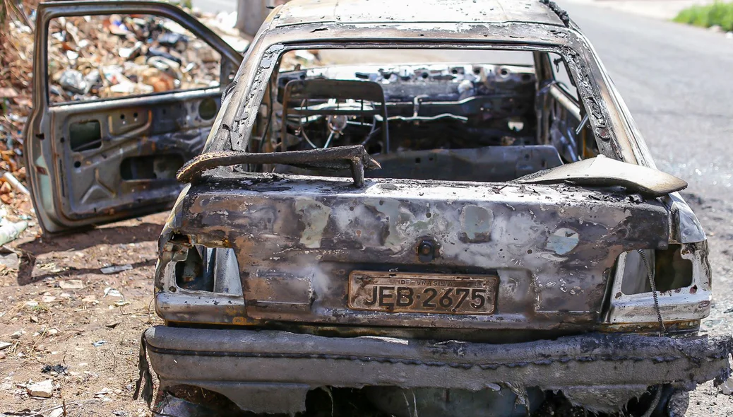 Carro pegou fogo na Rua Guaporé, bairro Primavera, zona norte de Teresina