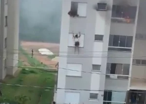 Casal precisa pular janela do apartamento após neta atear fogo no sofá da sala