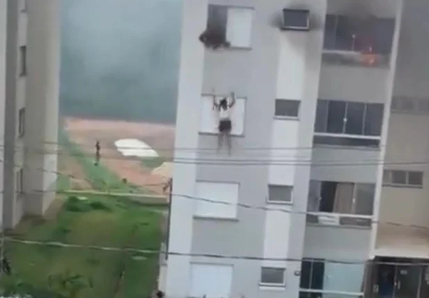 Casal precisa pular janela do apartamento após neta atear fogo no sofá da sala