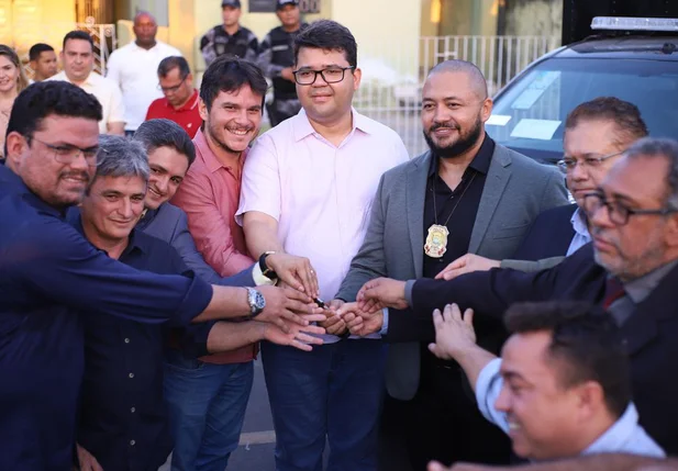 Chico Lucas entrega viaturas para o município