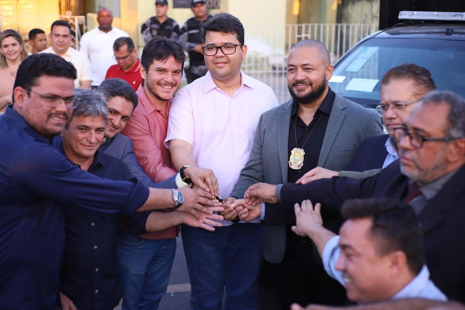 Chico Lucas entrega viaturas para o município