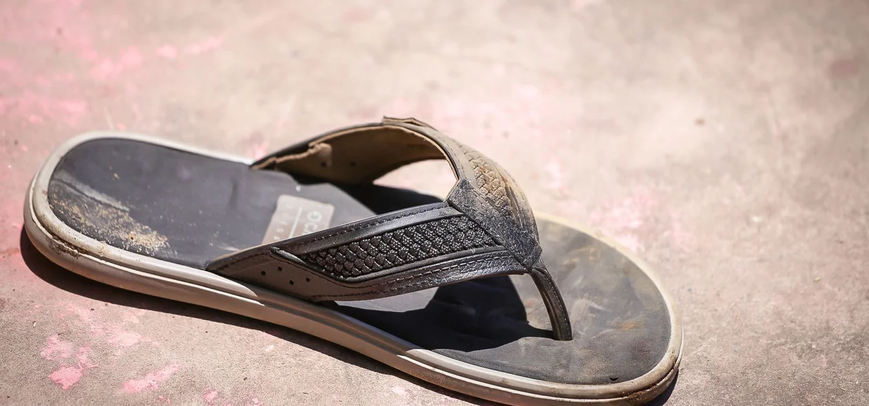 Chinelo da vítima