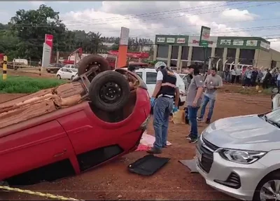 Corpo em lençol é lançado para fora de carro
