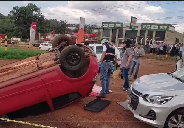 Corpo em lençol é lançado para fora de carro